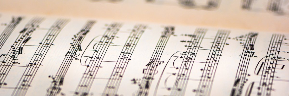 Notenbuch mit diversen Zeilen und Noten