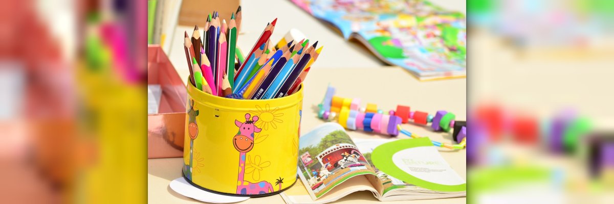 Buntstifte in  einer gelben Dose