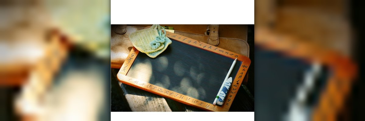 Kleine Schreibtafel mit Kreide und Schwamm