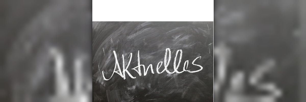 Aktuelles Das Wort "Aktuelles" auf einer Tafel