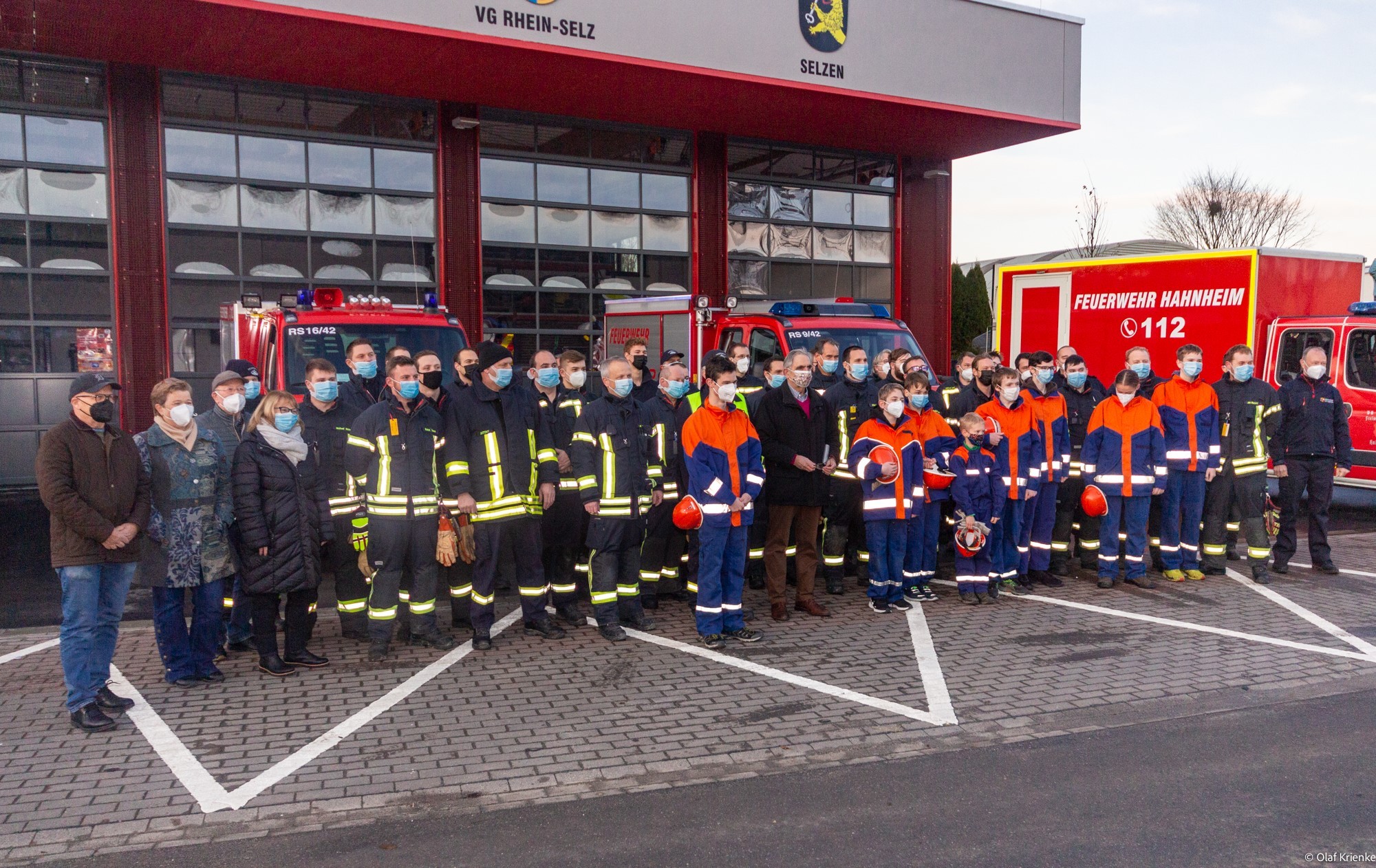 Bilde der Feuerwehreinheiten Hahnheim und Selzen vor dem neuen Gerätehaus