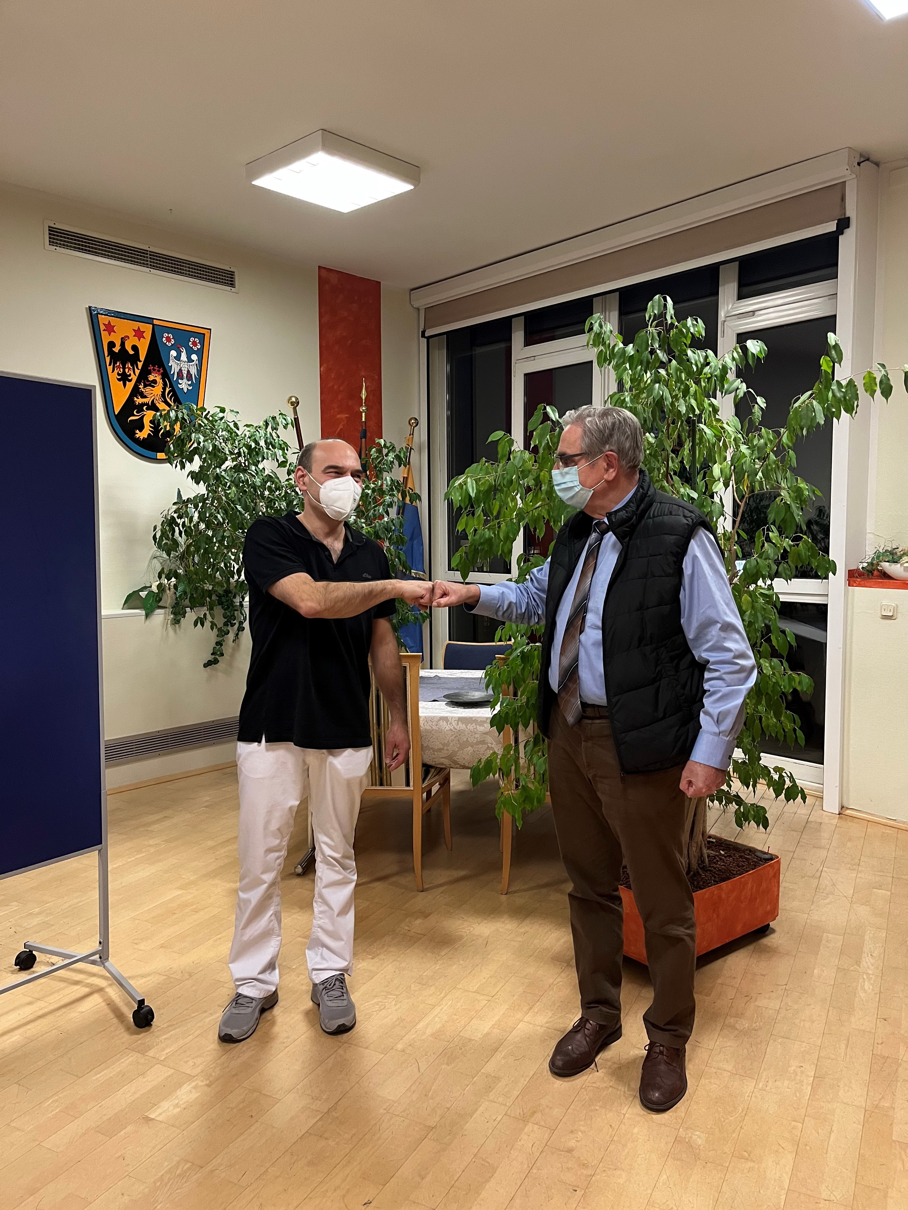 Bürgermeister Klaus Penzer bedankt sich bei Herrn Dr. Kornmann für die Durchführung der Impfungen