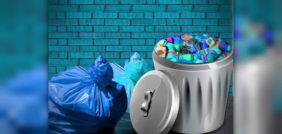 links sieht man einen blauen Müllbeutel und rechts eine volle, silberne Mülltonne aus Metall.