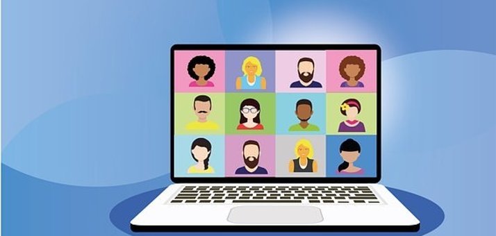 Videokonferenz gemalter Laptop mit bunten Kacheln auf dem Menschen dargestellt werden.