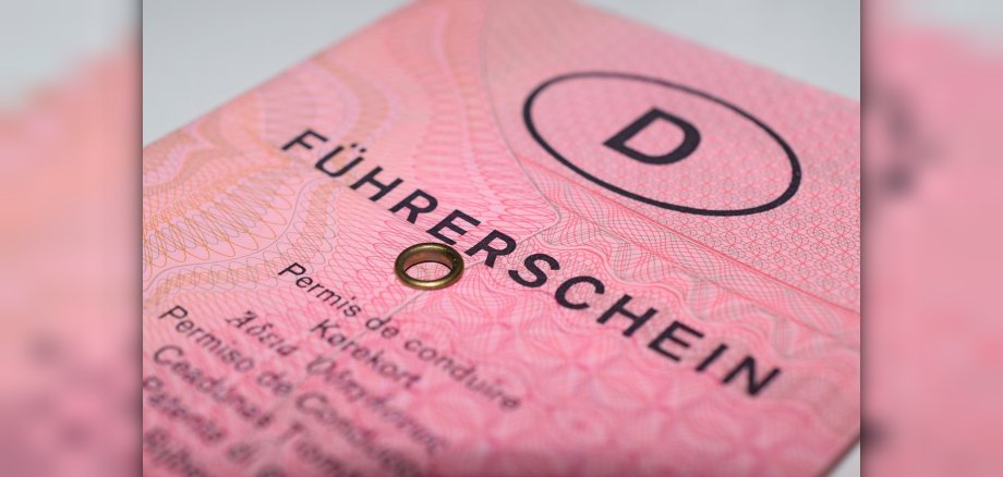 Bild eines rosanen Führerscheins