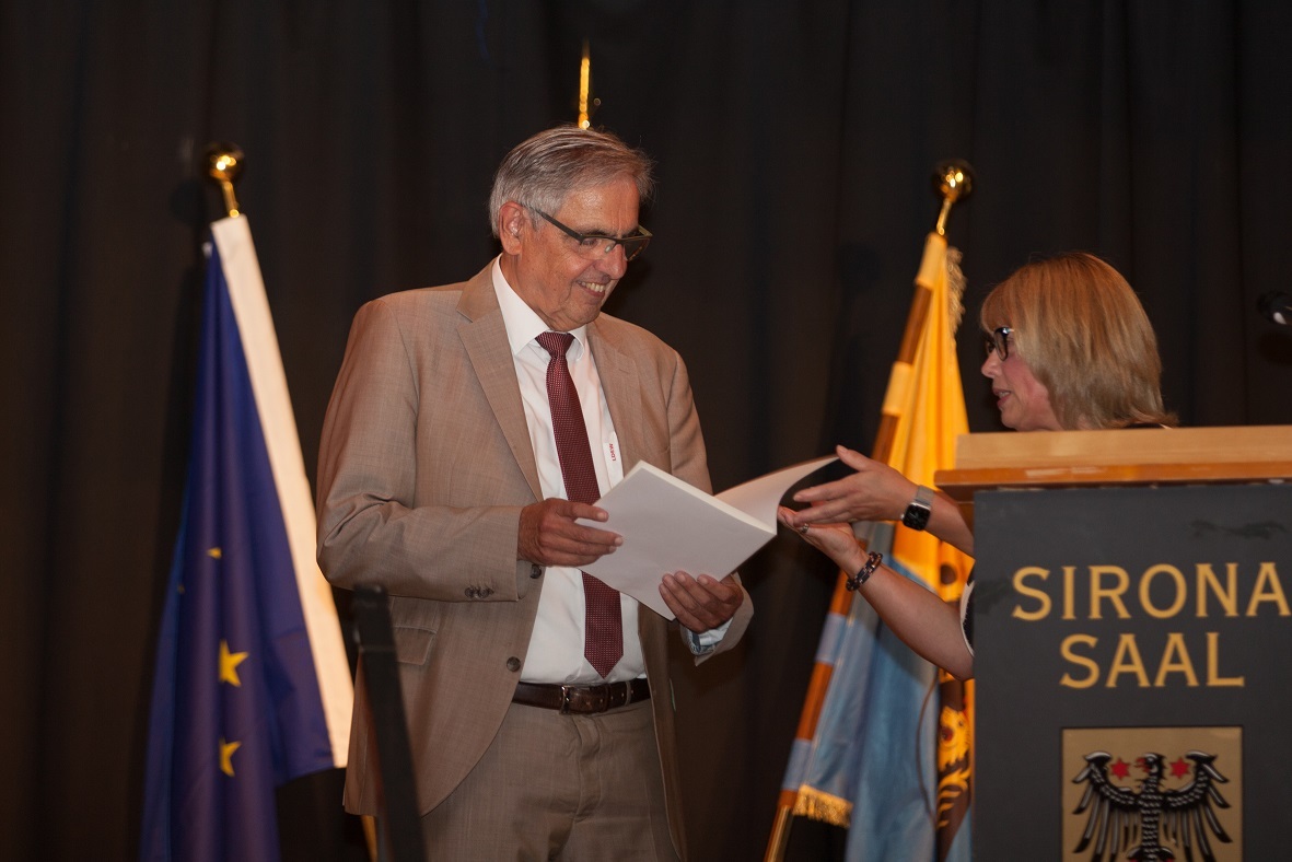 Die Erste Beigeordnete Gabriele Wagner übergibt die Abschiedsurkunde an Klaus Penzer