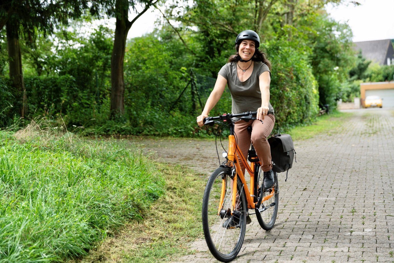 Beigeordnete Christina Bitz auf ihrem Fahrrad