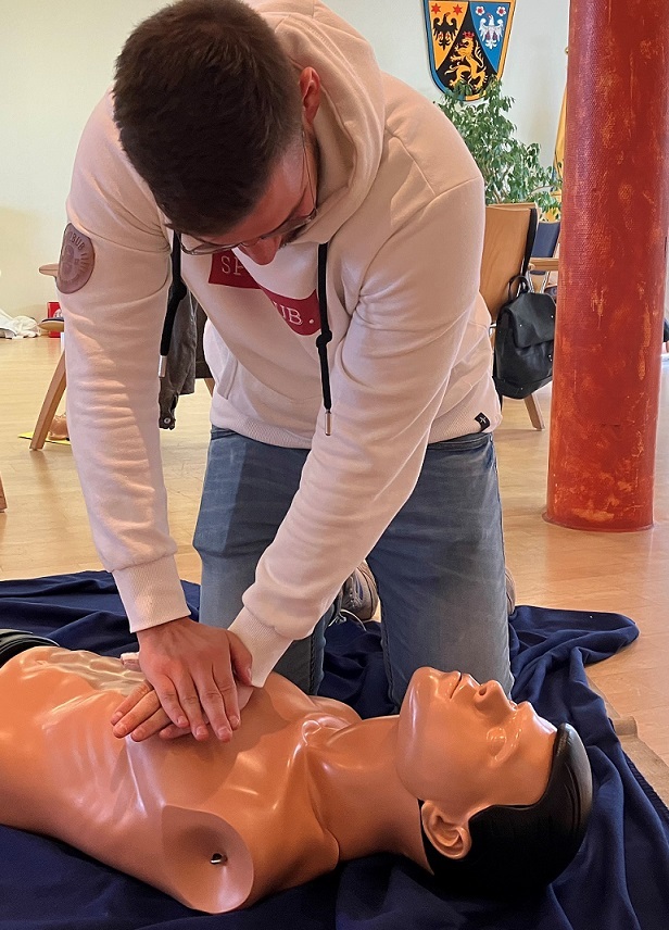 Jannik Manz, Organisator der Schulung, ergreift lebensrettende Maßnahmen.