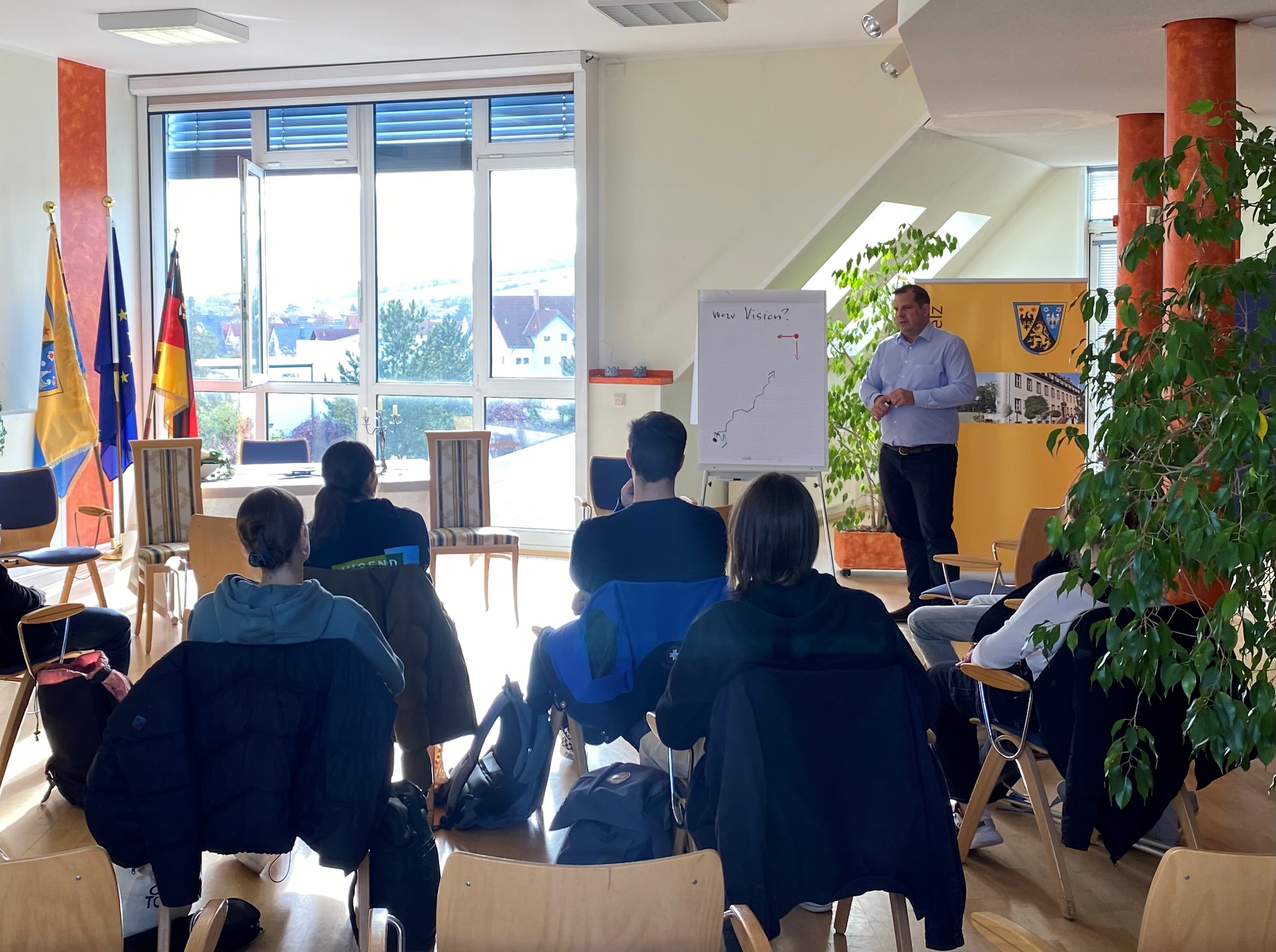 Bürgermeister Martin Groth und die Jugendvertretung Rhein-Selz