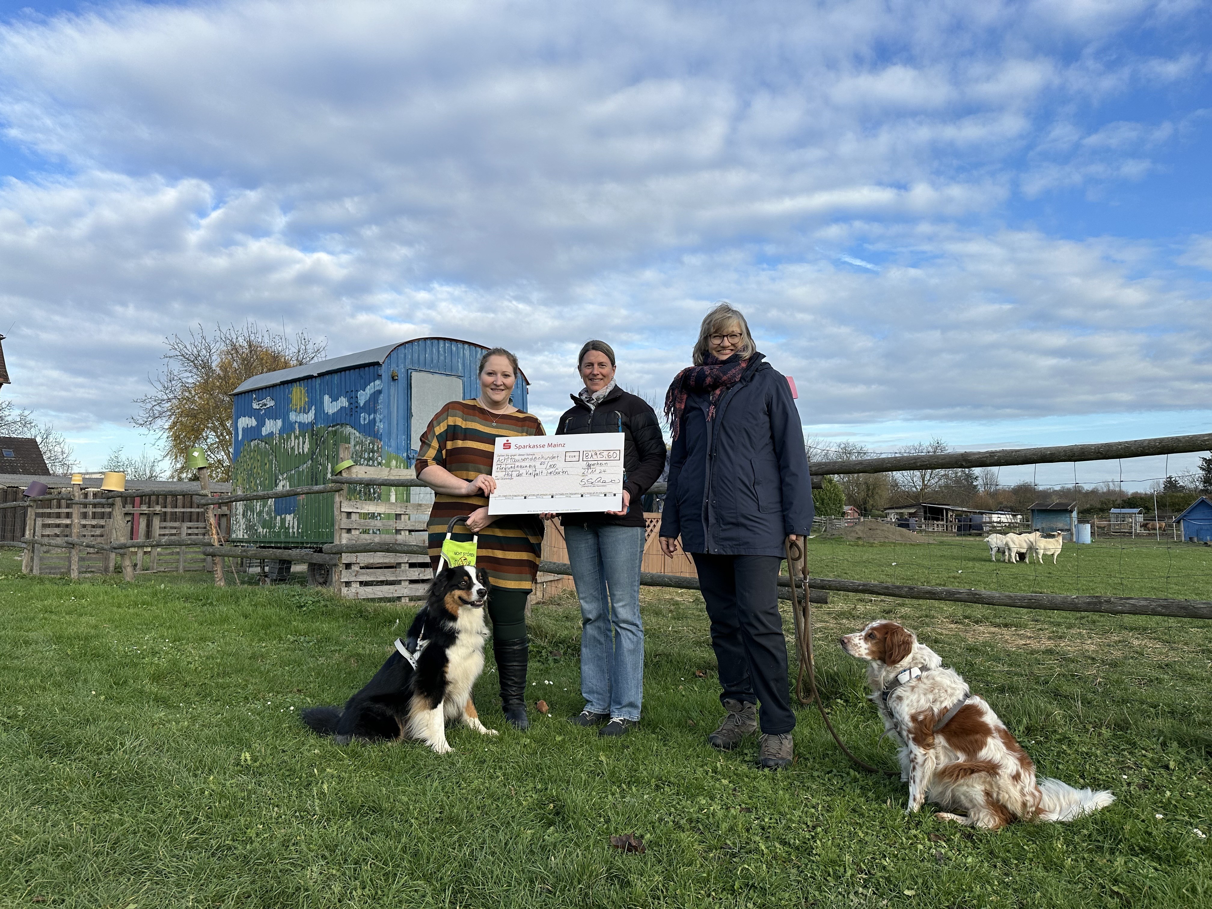 Sina-Katharina Scherer, 1. Vorsitzende des Inlusionsbeirates der VG Rhein-Selz übergibt einen Scheck über 8195,60€ an Sandra Grandpierre und Anke Runge vom Tiergarten Oppenheim.