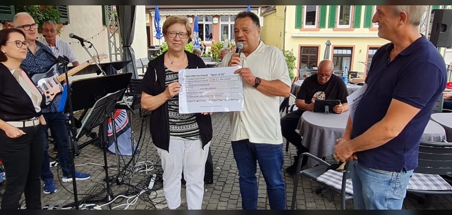 Scheckübergabe der Band