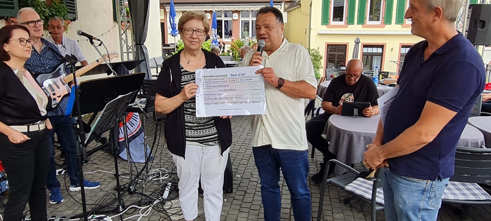 Scheckübergabe der Band