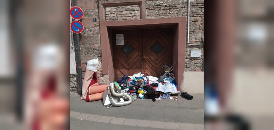 Illegale Müllablagerung Kleiderkammer