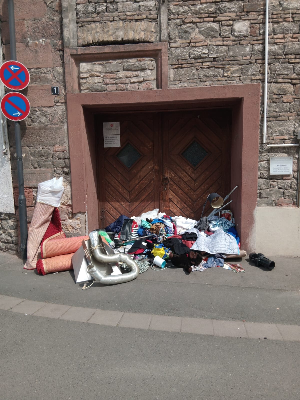 Illegale Müllablagerung Kleiderkammer